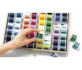 Coffret Trésor en Bois Madeira Polyneon - 180 Couleurs Brillantes pour la Broderie Machine